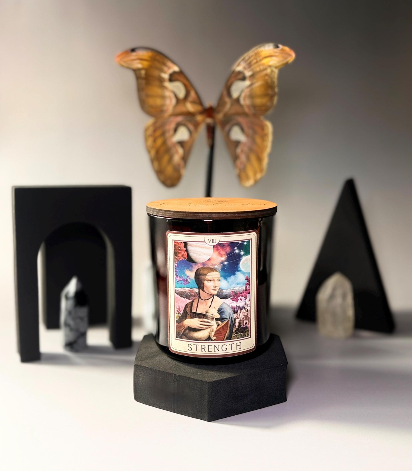 Strength Tarot Candle – Luxury Crystal Candle with Black Violet, Vetiver and Saffron – Empowering Gift for Inner Power and Resilience