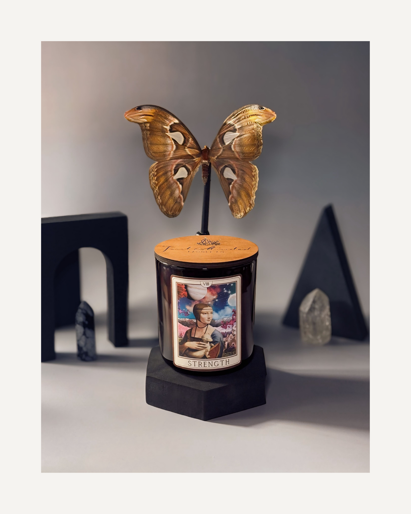 Strength Tarot Candle – Luxury Crystal Candle with Black Violet, Vetiver and Saffron – Empowering Gift for Inner Power and Resilience