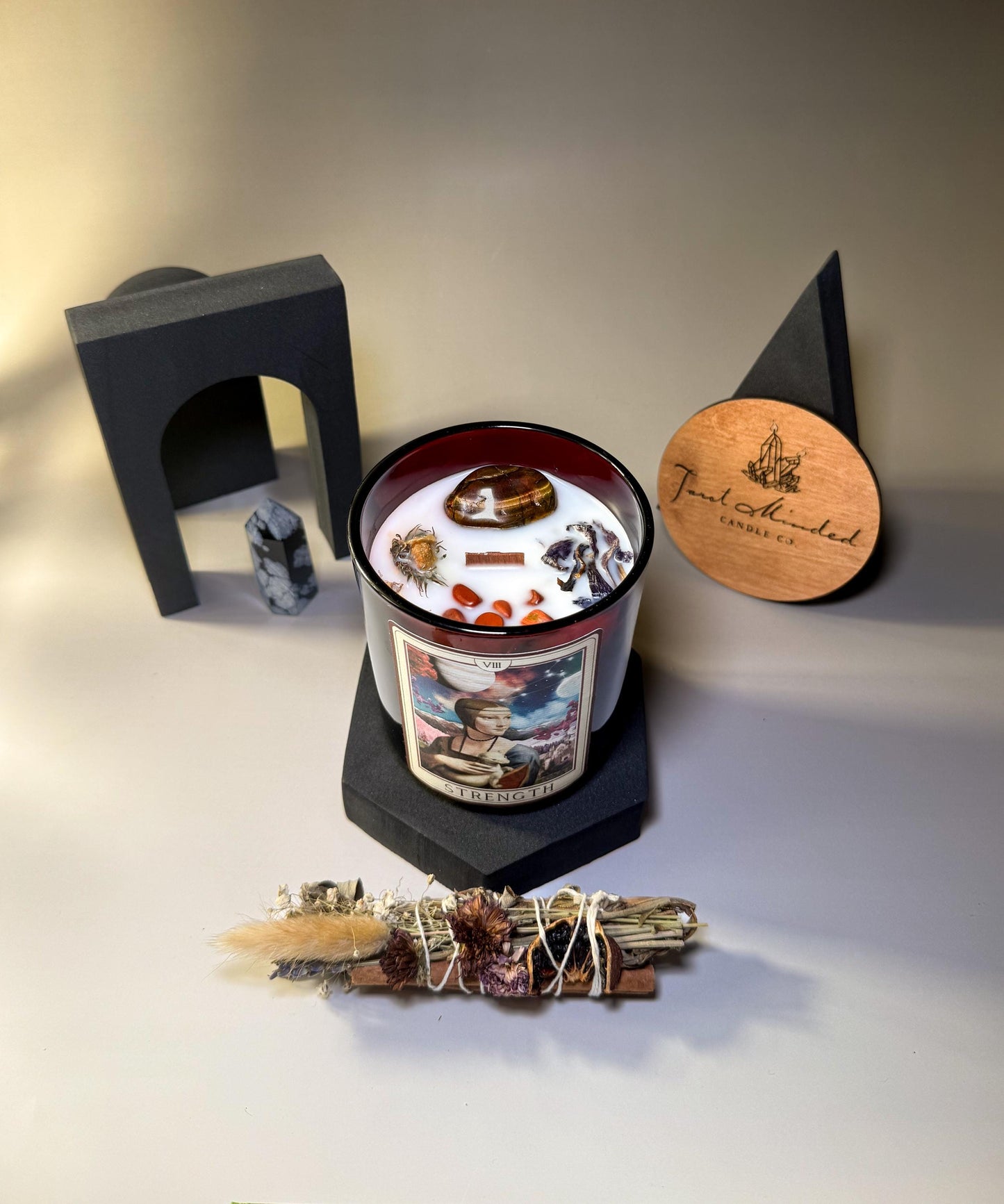 Strength Tarot Candle – Luxury Crystal Candle with Black Violet, Vetiver and Saffron – Empowering Gift for Inner Power and Resilience